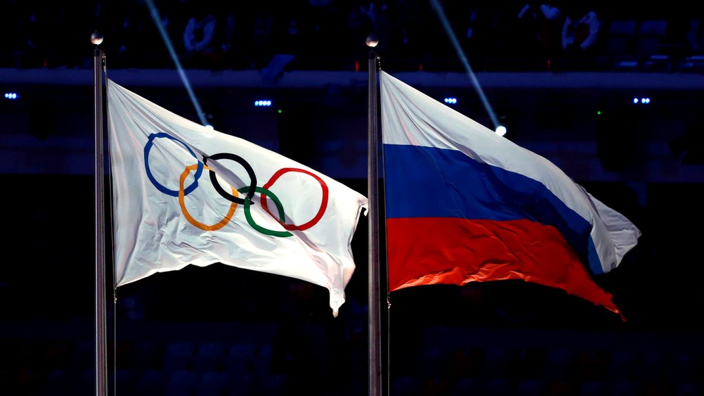 Olimpijske igre u Parizu 2024: Ruski i beloruski sportisti ne mogu da učestvuju u ceremoniji otvaranja Igara 1 Olympic flag and Russian flag