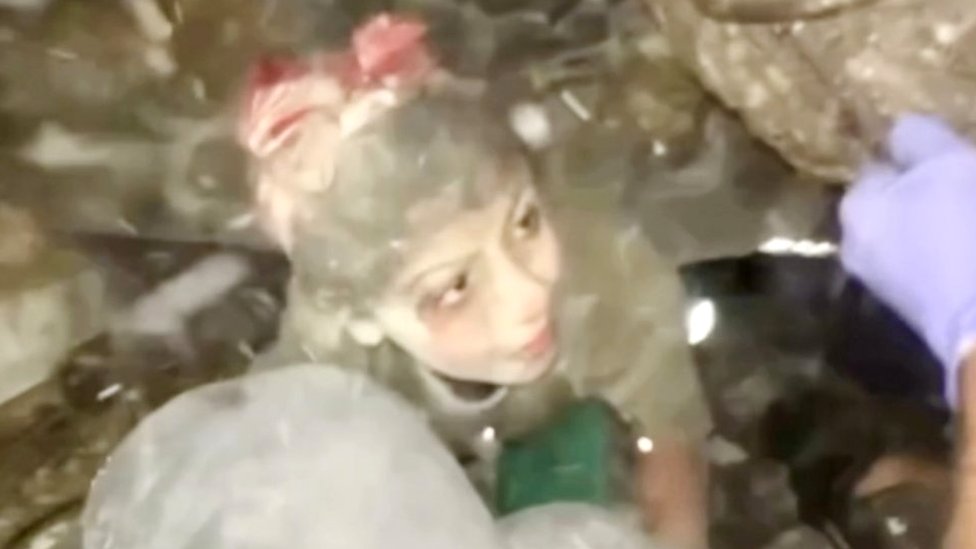 Izrael i Palestinci: Dvanaestogodišnja devojčica iz Gaze koja je preko noći ostala bez cele porodice 1 Helmet-cam footage showing Alma Jaroor emerging from the rubble of a building destroyed in a reported Israeli air strike in Gaza City on 2 December 2023