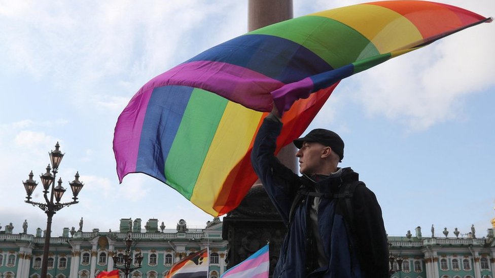 Ljudska prava: Dvoje uhapšenih u prvom slučaju LGBT+ ekstremizma u Rusiji 1 A participant waves a rainbow flag