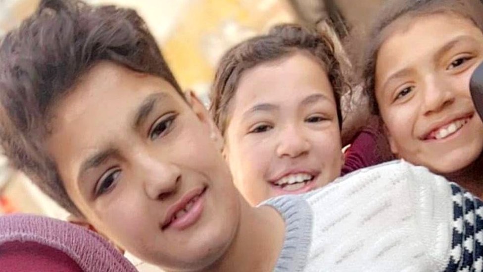 Izrael i Palestinci: Dvanaestogodišnja devojčica iz Gaze koja je preko noći ostala bez cele porodice 4 Alma (R) with her sister Reehab (C) and brother Ghanem (L), before they were killed in a reported Israeli air strike in Gaza City in December 2023