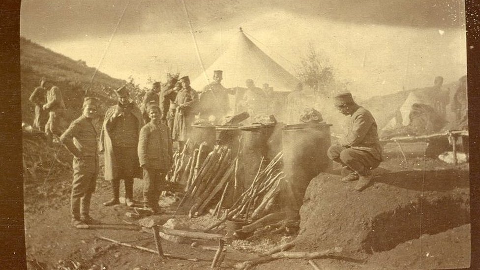 Dezinfekcija veša improvizovanim aparatima, srpskim buretom, Solunski front 1916-1918.