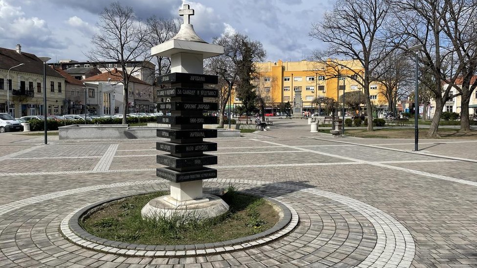 Spomenik u centru Kuršumlije čuva sećanje na stradale tokom NATO bombardovanja 1999.