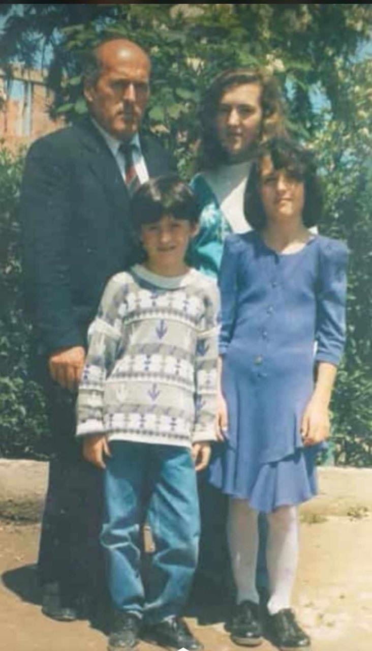 Dželadin Nali sa decom, Bljerta Nali napred u plavoj haljini