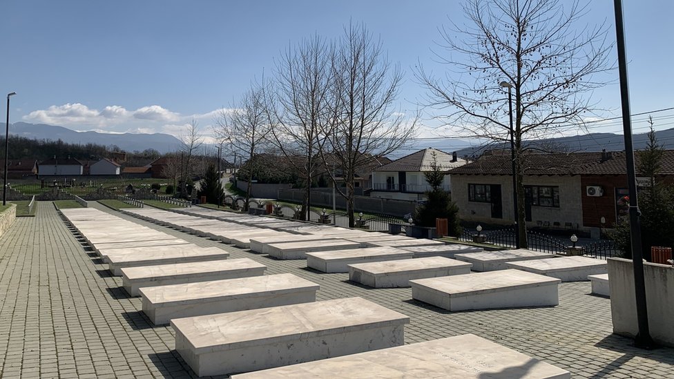 Kosovo: „I dalje ne razumem zašto", svedočenja porodica stradalih u zločinima u Velikoj i Maloj Kruši 2 Memorijalni kompleks u Velikoj Kruši