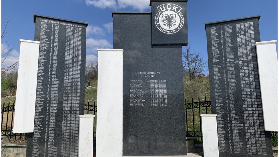 Na spomeniku su uklesana imena ubijenih, nestalih i stradalih u borbama. Mnogi su iz istih porodica sa istim prezimenima