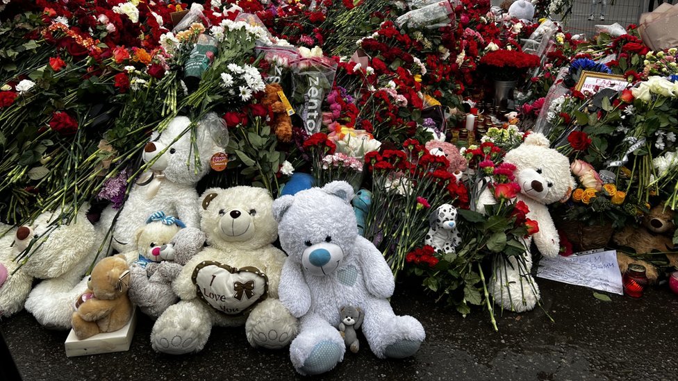 Njerëzit lanë lule dhe arusha pelushi në nderim të njerëzve të vrarë në Bashkinë Crocus në Moskë