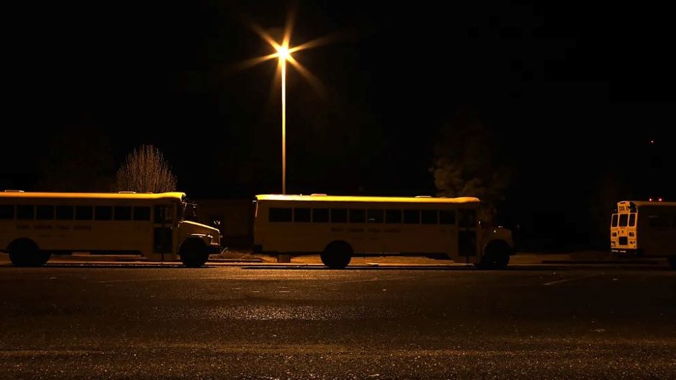 Računanje vremena: Zemlje koje ne pomeraju časovnik i zašto to ne rade 2 ulična rasveta i red autobusa po mraku