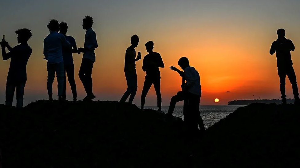 Računanje vremena: Zemlje koje ne pomeraju časovnik i zašto to ne rade 1 mladi ljudi u sumrak
