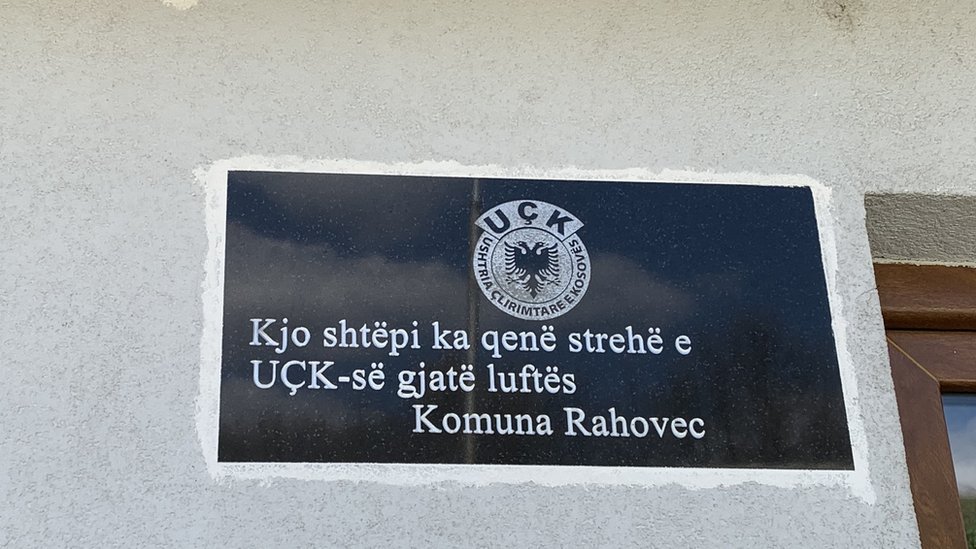 'U ovoj kući je tokom rata bilo utočište OVK, Opština Orahovac', natpis na kafani u Velikoj Kruši