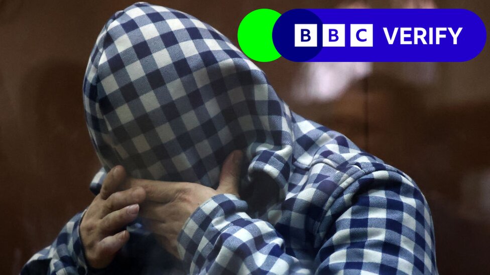 Napad u Moskvi: Raskrinkavanje lažnih tvrdnji ruskih zvaničnika 1 A picture of one of the suspects with his head covered