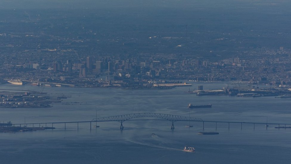 Amerika: Srušio se most u Baltimoru posle udara broda, traga se za šest ljudi 9 Most u Baltimoru