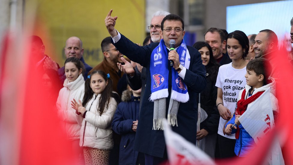 Izbori u Turskoj: Zašto je bitka za Istanbul bitka za celu zemlju 4 Istanbul Mayor Ekrem Imamoglu of the main opposition Republican People's Party (CHP) addresses the supporters during an election campaign rally in Istanbul on March 22, 2024, ahead of the municipal elections of March 31. (Photo by Yasin AKGUL / AFP) (Photo by YASIN AKGUL/AFP via Getty Images)
