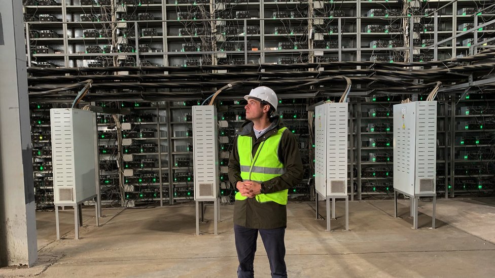 Tehnologija i finansije: Sedam najluđih momenata u istoriji bitkoina 4 Džo Tajdi, BBC novinar, u poseti ogromnom rudniku bitkoina u Kazahstanu