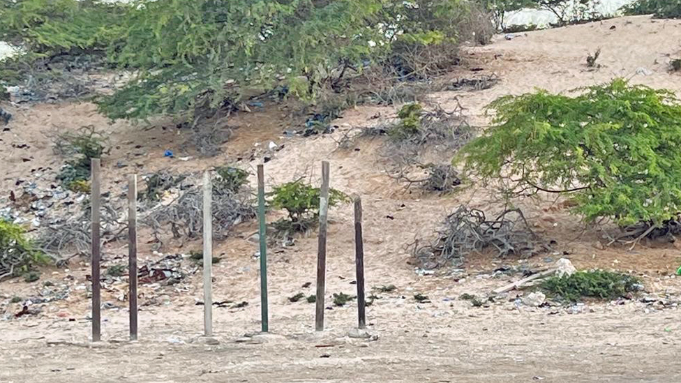 Somalija: Stratište na peščanoj plaži koje služi kao fudbalski teren 2 The execution posts on a beach near Hamar Jajab in Mogadishu, Somalia