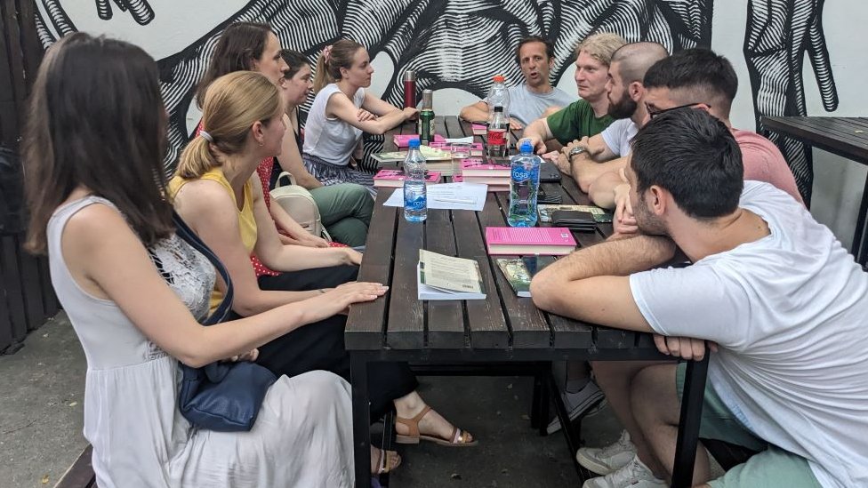 Književni klubovi u Srbiji: Sloboda bez akademske ozbiljnosti 1 Sastanak članova „Književnog klabinga"