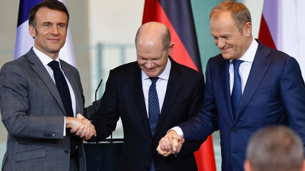 Rusija i Evropa: „Rat je realna pretnja, a evropske zemlje nisu spremne", kaže poljski premijer 1 (L-R) French President Emmanuel Macron, German Chancellor Olaf Scholz and Poland's Prime Minister Donald Tusk shake hands after a news conference at the Chancellery in Berlin