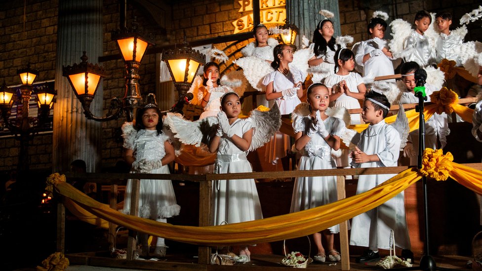 „Mir se ne sklapa oružjem", poruka papa u Uskršnjoj poslanici 5 Children dressed as angels pray ahead of the procession