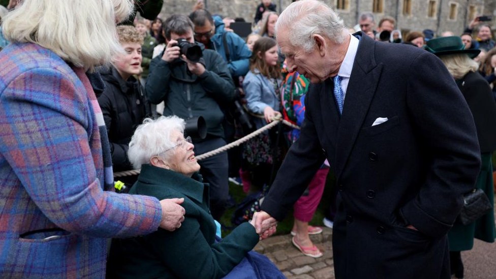 Kraljevska porodica: Kralj Čarls se pojavio u javnosti na uskršnjoj verskoj službi 1 King Charles greets well-wishers