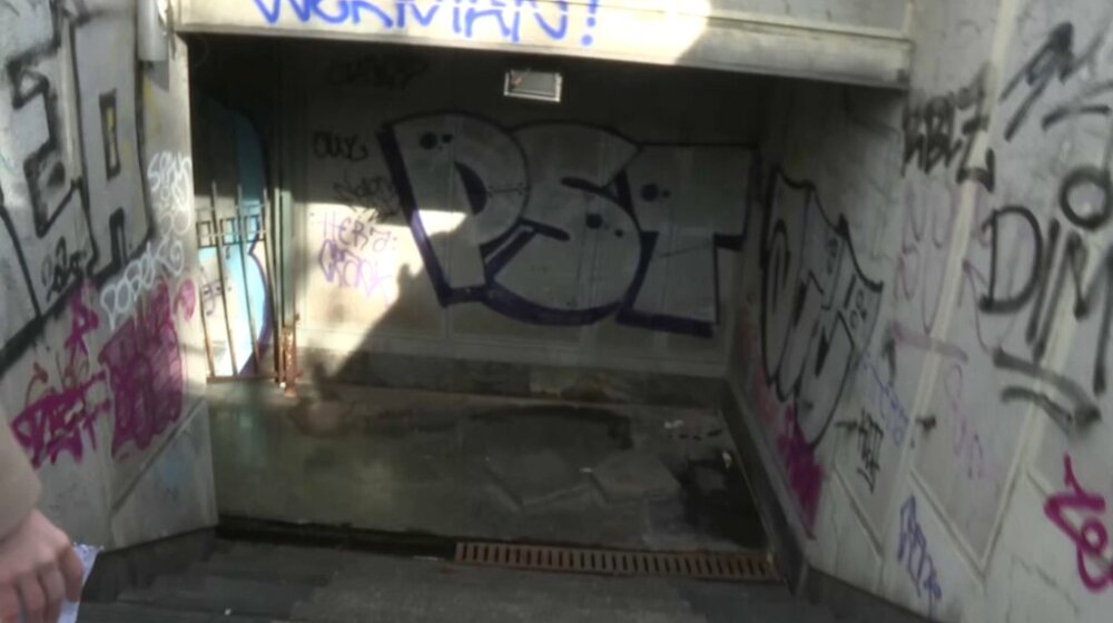 Podzemni prolaz kod Vukovog spomenika – fekalije, smeće, rupe, mrak (VIDEO) 1
