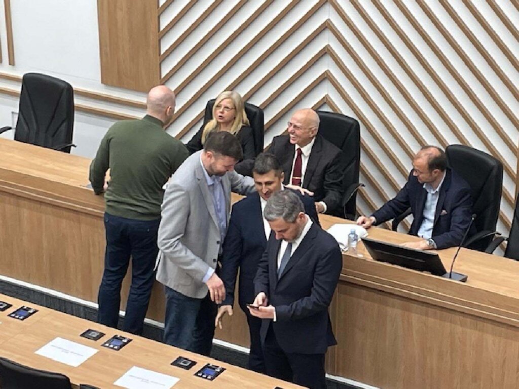 Atmosfera prilikom drugog pokušaja konstitutivne sednice Skupštine Beograda (FOTO/VIDEO) 3 Atmosfera prilikom drugog pokušaja konstitutivne sednice Skupštine Beograda (FOTO/VIDEO) 3