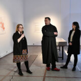 "Rekli su mi da neću dobiti paket hrane jer nisam bila na mitingu. Ali ja sam trudna": Detalji izložbe "Brisanje privida" 1