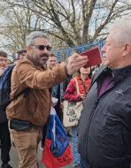 (FOTO, VIDEO) Podne protiv Putina: Kolone ispred biračkih mesta, redovi i u Beogradu 3