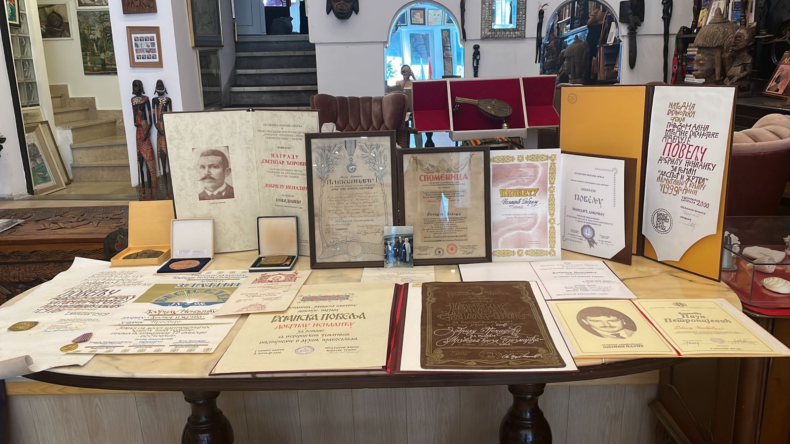 Otvorena izložba pod naslovom „Dorotej za sve“ i podnaslovom: „Ne kvari omladinu vrhunska književnost već vrhunsko neznanje“ (FOTO) 3