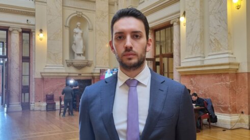 pavle grbović Vučićev je spin da je rejting opozcije u padu: Sagovornici Danasa tvrde da je SPS u ogromnom opadanju,a SNS-u se ozbiljno klima 3