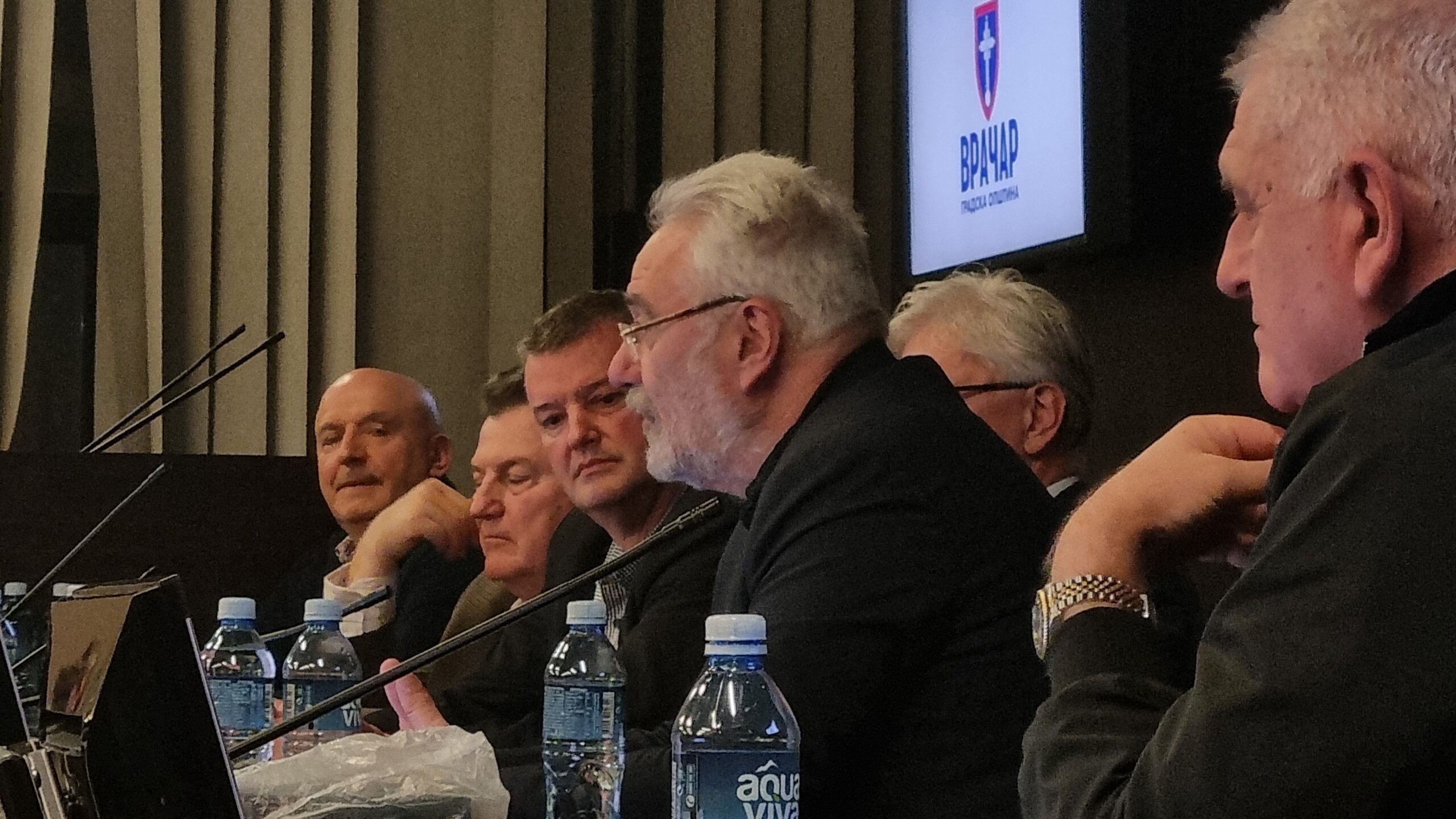 "Dobro veče i pomaže Bog svima, mi smo snaga iz naroda": Reporterka Danasa na tribini o predstojećim izborima 2