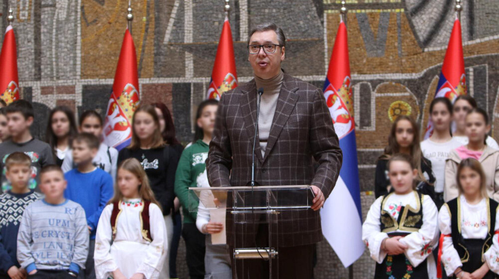 Revizija Pogroma i Kalimero: Vučić sa osnovcima najavio „promene u doktrini i pristupu nastavku dijaloga sa Prištinom“ 1