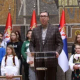 Revizija Pogroma i Kalimero: Vučić sa osnovcima najavio „promene u doktrini i pristupu nastavku dijaloga sa Prištinom“ 15