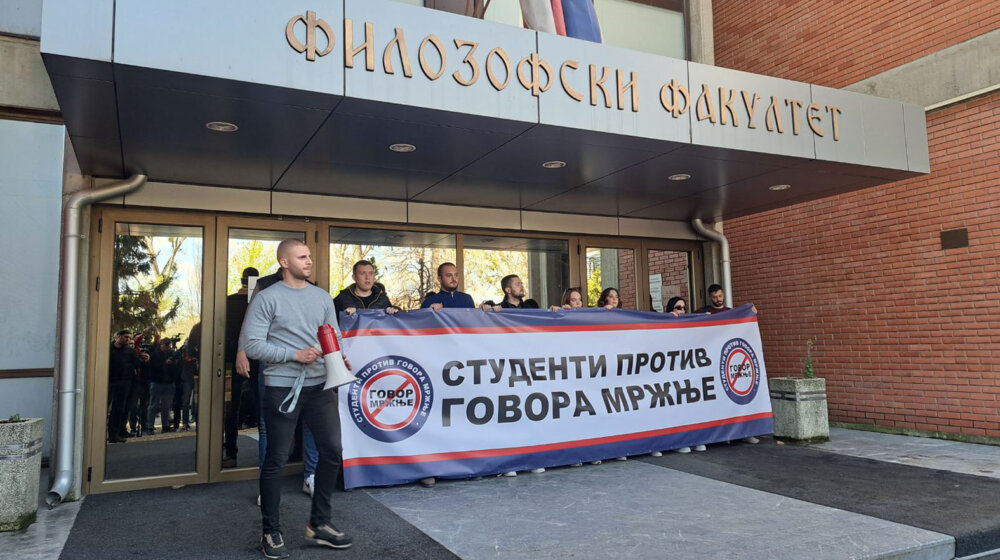 Blokiran Filozofski fakultet u Novom Sadu zbog "govora mržnje": Nastavlja se kampanja protiv Dinka Gruhonjića 15