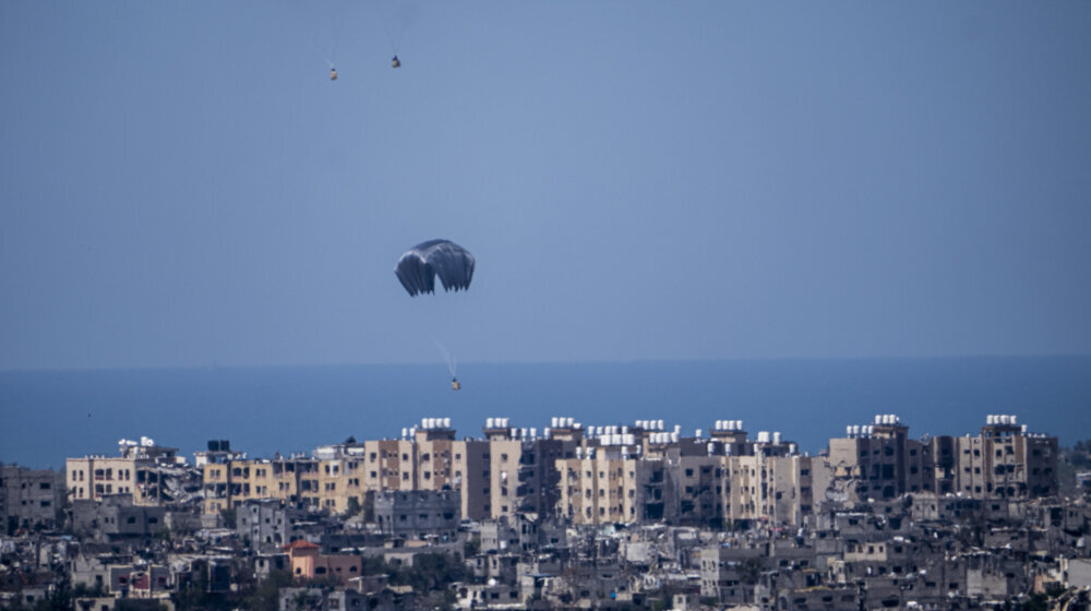 U Pojasu Gaze 18 ljudi poginulo pokušavajući da dođu do hrane bačene padobranima na tu teritoriju 1