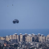 U Pojasu Gaze 18 ljudi poginulo pokušavajući da dođu do hrane bačene padobranima na tu teritoriju 3
