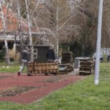 Uklonjen teren za mini golf na livadici gde treba da bude crkva na Limanu: Nema građevinske table, radnici zbunjeno odgovarali na pitanja građana 8