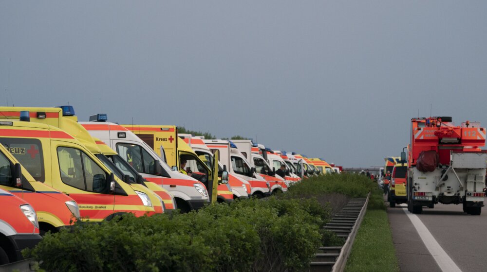 Strašna nesreća na auto-putu u Nemačkoj: Najmanje pet osoba poginulo, autobus se prevrnuo na bok 1