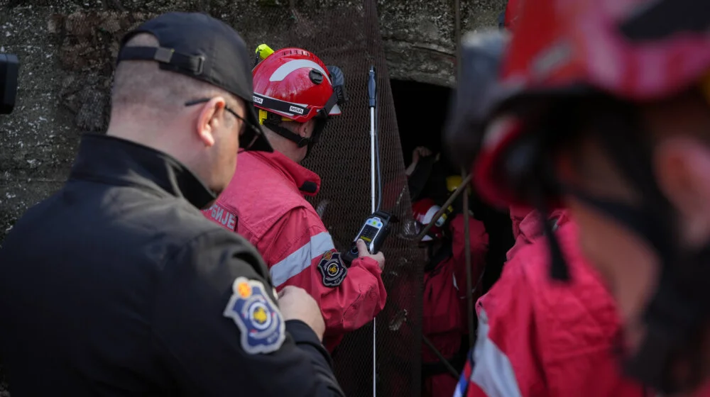 MUP se oglasio o potrazi za nestalom devojčicom: Pretraženi su tuneli, podzemni kalani i šahtovi, nisu pronađeni nikakvi tragovi (FOTO) 16