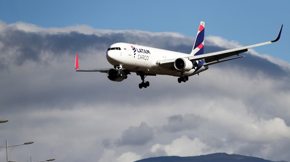 „Ljudi su leteli po kabini“: Jake turbulencije na letu Sidnej-Okland, najmanje 50 ljudi povređeno (VIDEO) 1