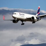 „Ljudi su leteli po kabini“: Jake turbulencije na letu Sidnej-Okland, najmanje 50 ljudi povređeno (VIDEO) 2