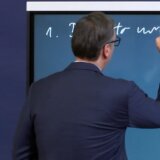 "Žele svoje pudlice": Vučić na tabli ispisao kako izgledaju pritisci na Srbiju, pomenuo i medije Junajted grupe 5