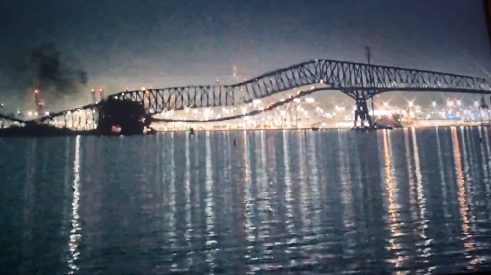 Vozila pala u reku, traje potraga za nestalima: Srušio se most u Americi nakon što ga je udario teretni brod (VIDEO) 1
