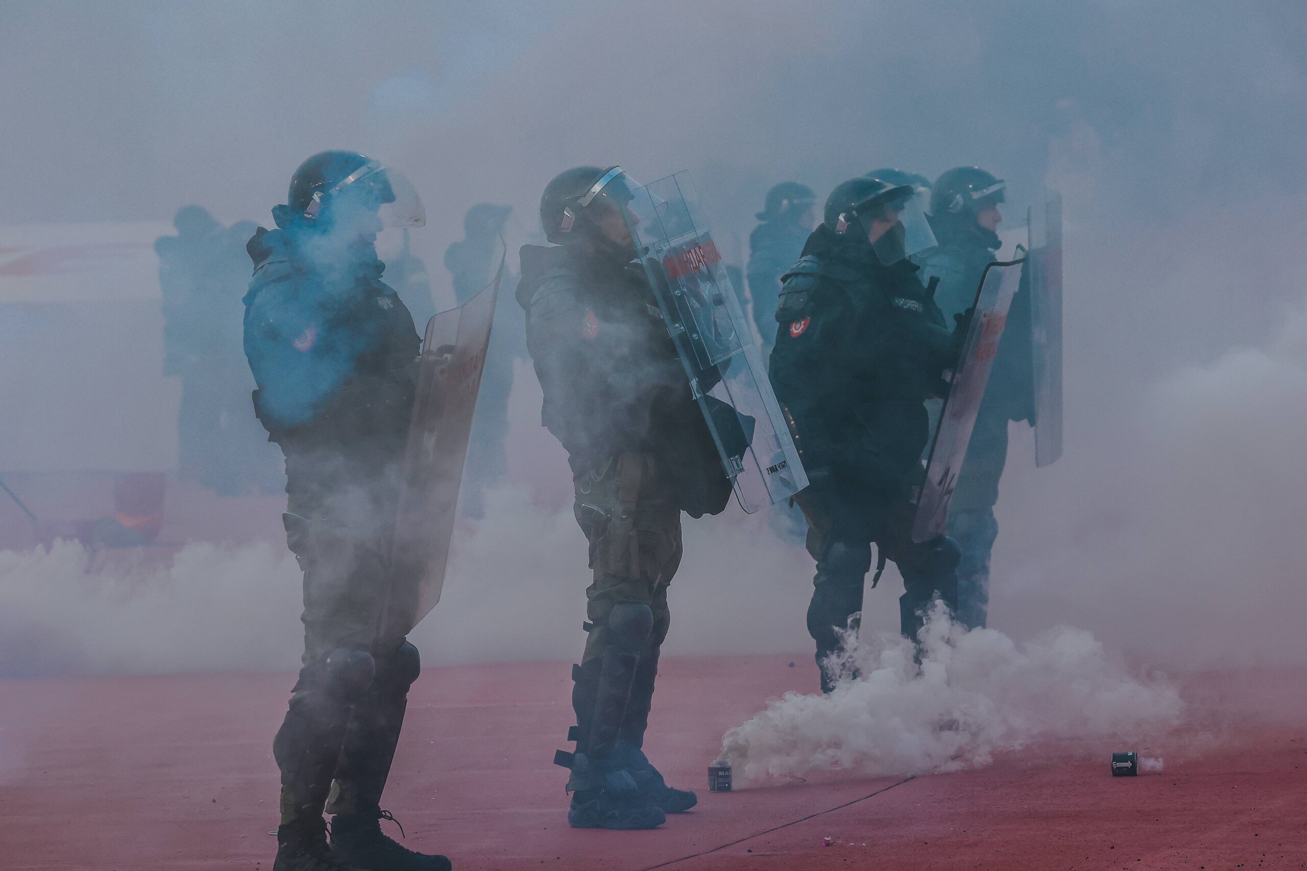 Beograd, 9.03.2024. - Fudbaleri Crvena zvezda i Partizana u akciji tokom utakmice 24. kola Super lige Srbije, danas na stadionu "Rajko Mitic" u Beogradu. Na fotografiji pripadnici Zandarmerije na atletskoj stazi tokom utakmice. 