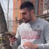 (VIDEO) SNS aktivista Vukašin Đoković cepao plakate studentima u kampusu u Novom Sadu koji su se žalili na hranu u menzi 1