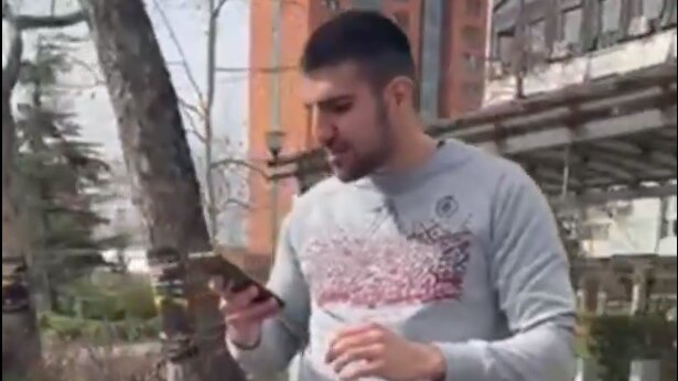 (VIDEO) SNS aktivista Vukašin Đoković cepao plakate studentima u kampusu u Novom Sadu koji su se žalili na hranu u menzi 1
