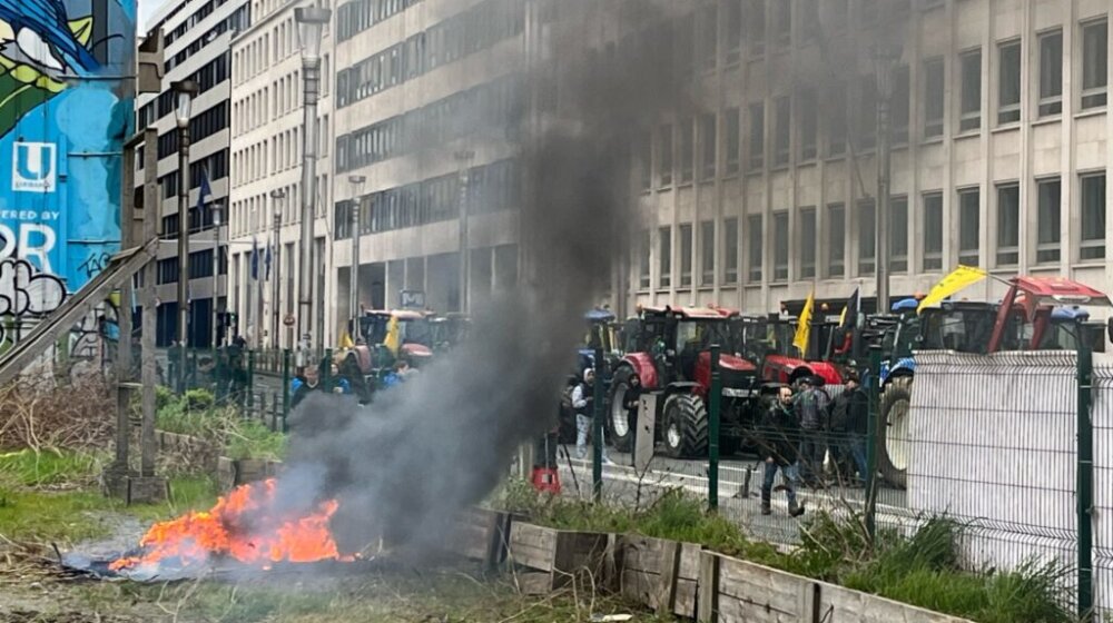 Haos u Briselu: Bale sena i logorske vatre po ulicama, ozdvanjaju zvuci petardi i sirena 1