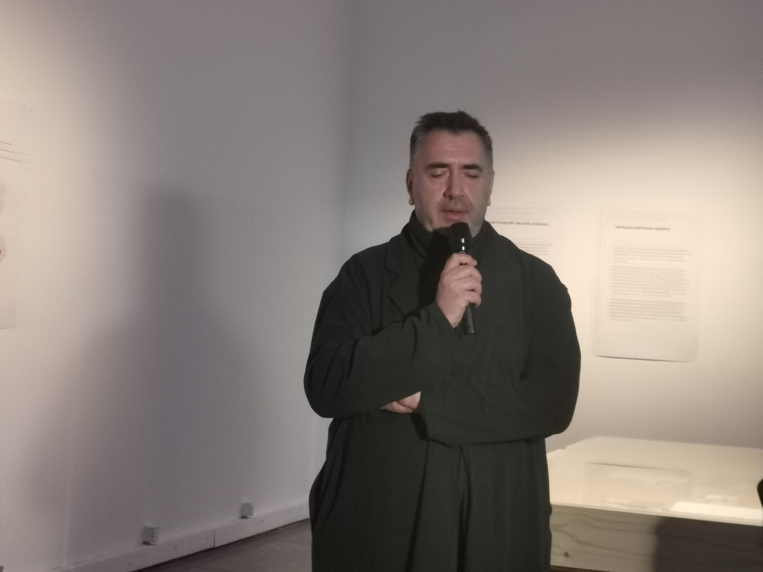 "Rekli su mi da neću dobiti paket hrane jer nisam bila na mitingu. Ali ja sam trudna": Detalji izložbe "Brisanje privida" 2