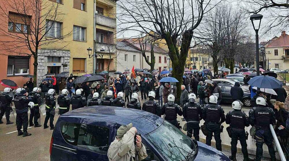 Protest na Cetinju zbog Andrije Mandića: Jajima gađano vozilo u kom je bio Vučurović, uvrede za Abazovića i Bečića 1