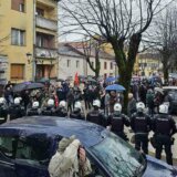 Protest na Cetinju zbog Andrije Mandića: Jajima gađano vozilo u kom je bio Vučurović, uvrede za Abazovića i Bečića 2