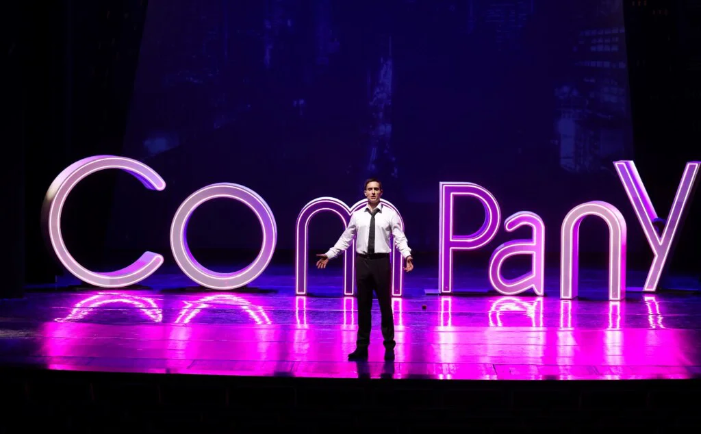 O usamljenosti i zašto je nemoguće živeti bez ljubavi: Premijera kultnog brodvejskog mjuzikla "Company" u Madlenianumu 3