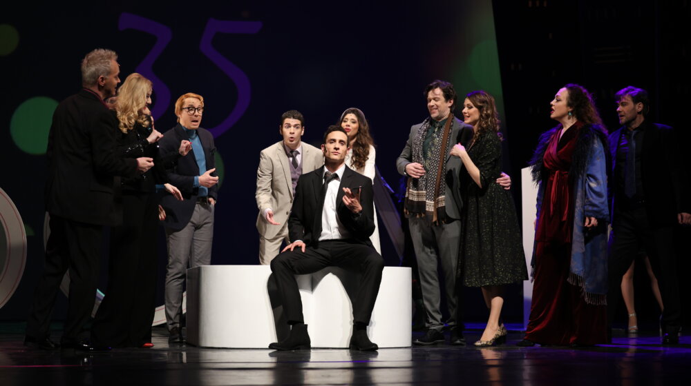 O usamljenosti i zašto je nemoguće živeti bez ljubavi: Premijera kultnog brodvejskog mjuzikla "Company" u Madlenianumu 1